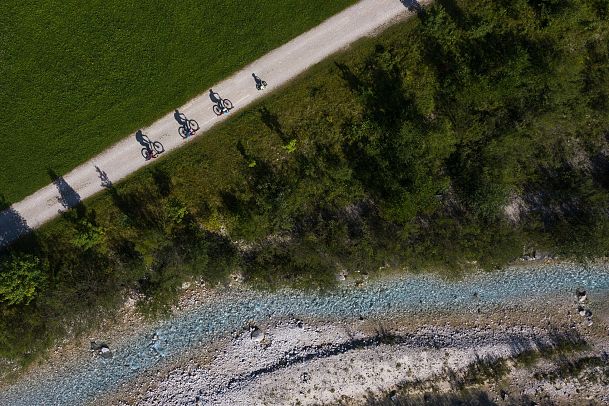 Luftaufnahme von Familie beim Radfahren - Leutasch(1)