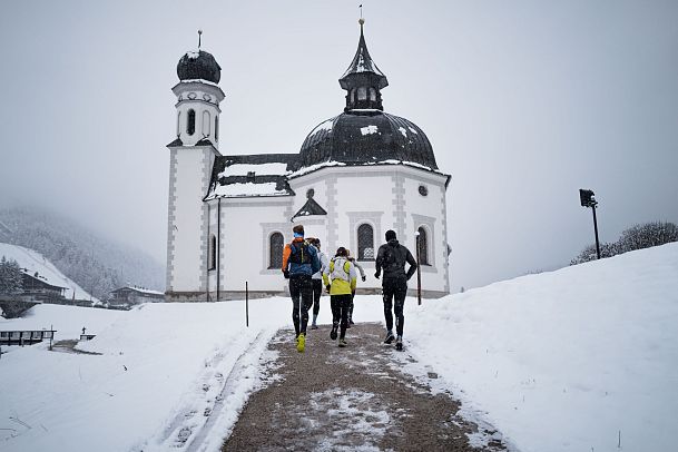 Wintertrailrunning in der Region Seefeld - Läufer laufen Richtung Seekirchl