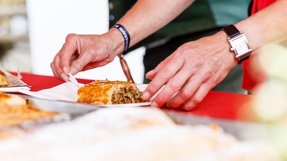 Strudelfest 2018 in Seefeld - Strudel mit Haenden
