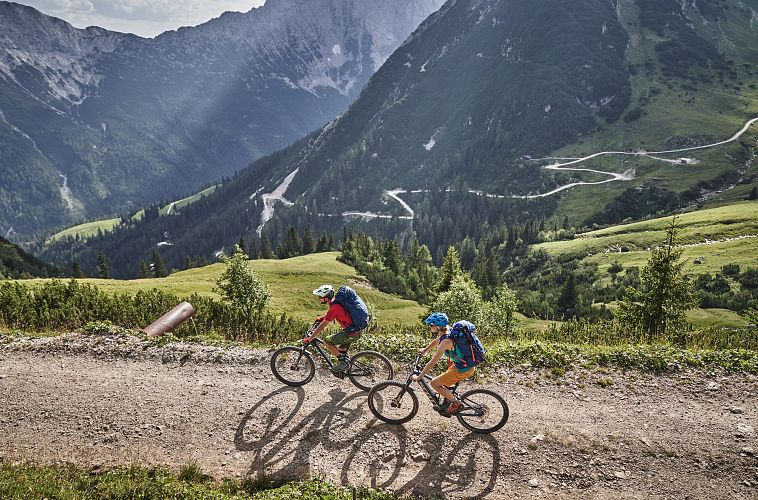 Radfahrer bei der Auffahrt Richtung Rotmoosalm im Gaistal mit Blick auf den Forstweg (2) (1)