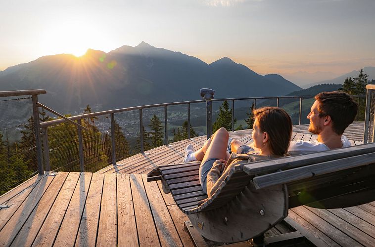 Sonnenaufgang Aussichtsplattform Bruschkopf - Paar genießt Sonnenaufgang auf Holzliege