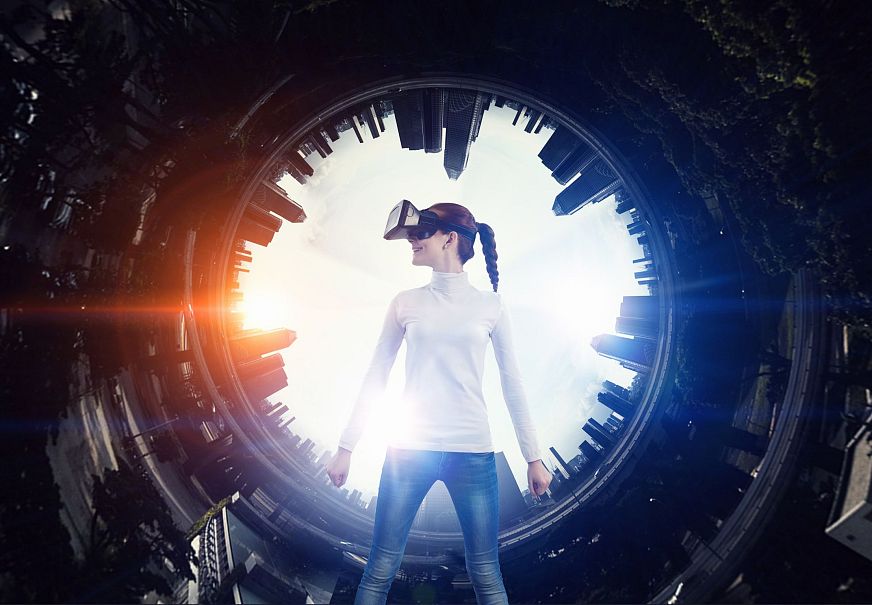 VirtualEscapeRoom_Frau_VR_Brille_Tunnel_1-min
