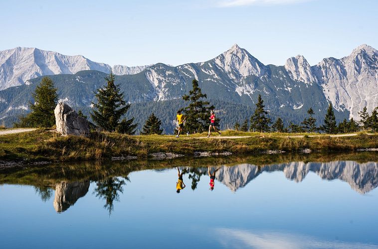 Trailrunning in der Region Seefeld - Läufer und Läuferin am Kaltwassersee - Spiegelung (Querformat)