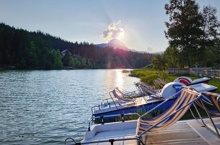 Wildsee bei Sonnenuntergangsstimmung - Blick auf Hohe Munde mit Tretbooten
